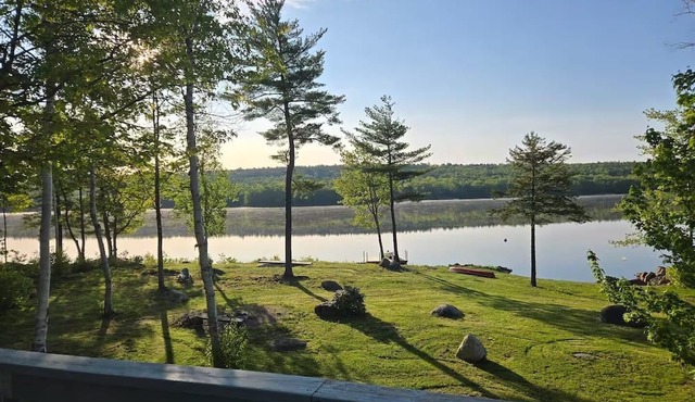 Lakeside Cottage Retreat-Your Year Round Getaway