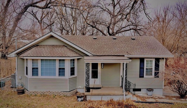Cozy 2-bedroom house in peaceful Kansas City with AC