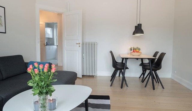 Apartment Sleeps 2 with Garden