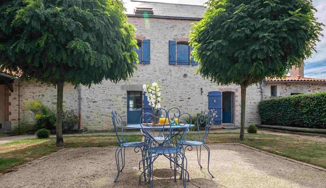 40 minutes from Le PUY DU FOU Gîte with swimming pool and private garden