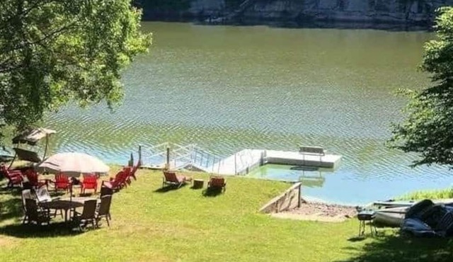 Lakefront Villa! Sleeps 14, Hot tub, boats!