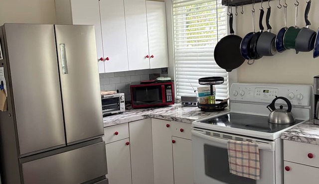 The Gallery- Bright Sunny 2 Bedroom Apartment minutes from Downtown Northampton