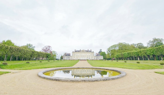 Bed and breakfast at Château de Craon Swimming pool, tennis court, park Pdj included.
