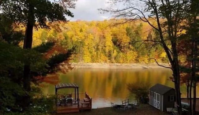 Fun 5 Bedroom Lakefront Cottage