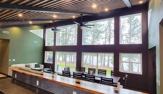 NEW luxury 4bd 2ba luxury lakeshore private cabin. Pet-Friendly. Hot tub & more!