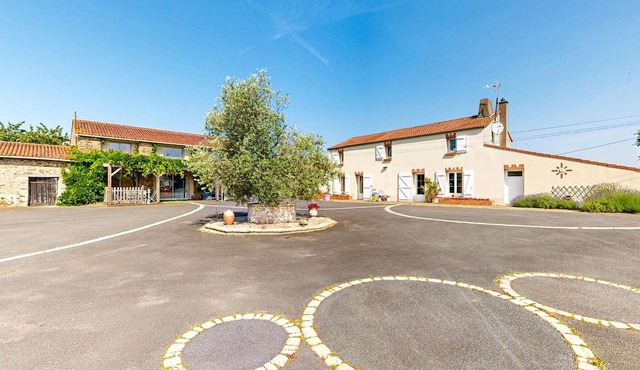 Two gîtes in the countryside for 25 people: indoor swimming pool and play areas