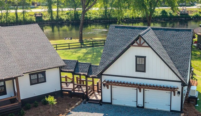 The Toccoa Overlook Riverfront Retreat with King Bed and Walk to Downtown