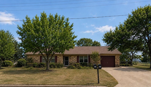 Stay at our spacious 4-bedroom 2 bathroom house in Childress with AC.