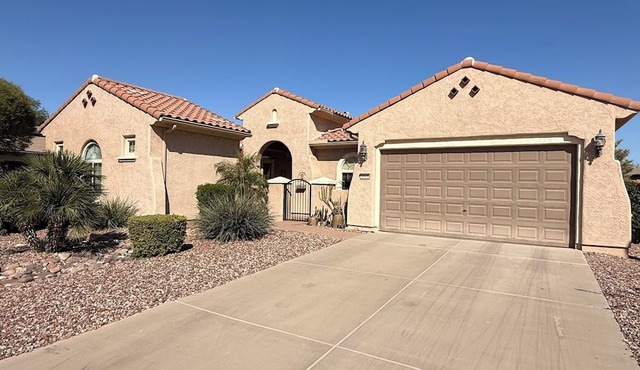 Cozy 2-bedroom house with Den/Office in tranquil SunCity Anthem with cool vibes.