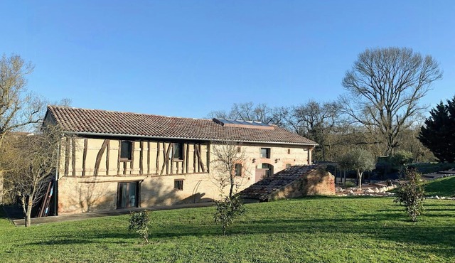 Restored farmhouse near Toulouse with pool