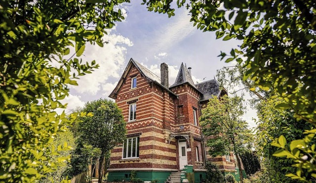 Belle Époque villa with hot tub in Forges-les-Eaux