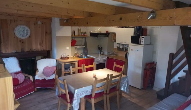 Charming Guzet chalet with fireplace, bed linen option, Les 4 Chouettes