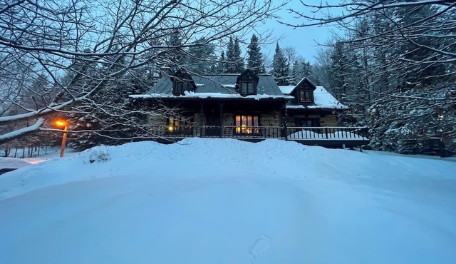 Magical 4-bed, Three-Level Log Cabin in Val-David - perfect for your getaway