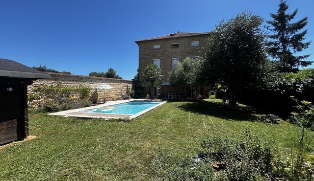 140 m² golden stone duplex with swimming pool and garden