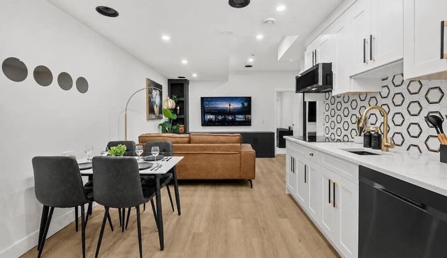 Luxury Suite on Shaganappi | Sleeps 4 | Private