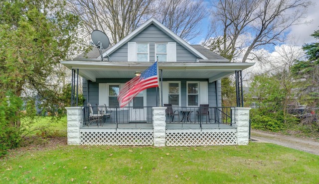 2 Blocks to Beach! Lake Huron Hideaway
