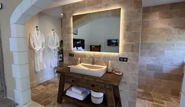 Romantic cottage with private spa in the heart of nature