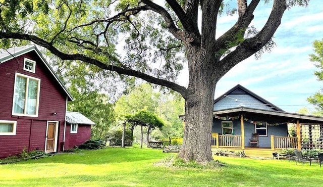 Perry City Manors | 2 Homes, Sleeps 18