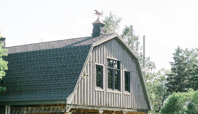 Modern Barn Loft Escape in Scenic Countryside — Nature All Around.