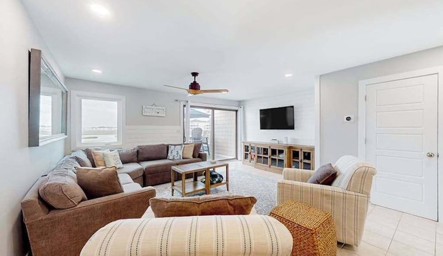 Bayfront townhome with 3 balconies, a shared pool & only 5 blocks to the beach
