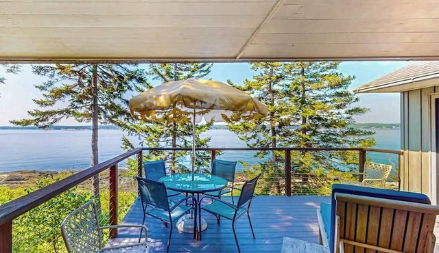 Beachfront Delight with detached guesthouse, private beach access, Dog-friendly