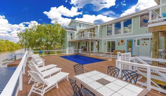 Attractive canal-front home w/private pool, WiFi, washer/dryer, central AC, deck
