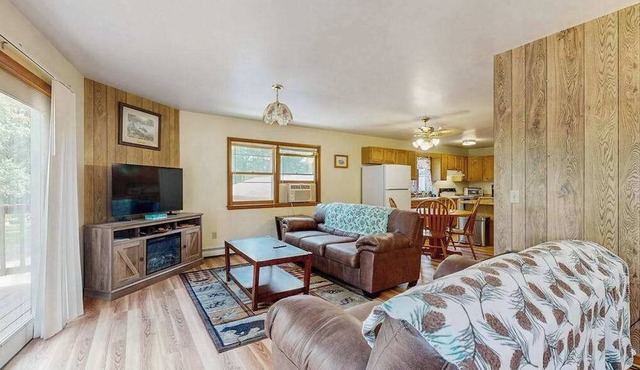 Cozy wooded duplex w/WiFi, full kitchen, shared W/D & near lakes & trails