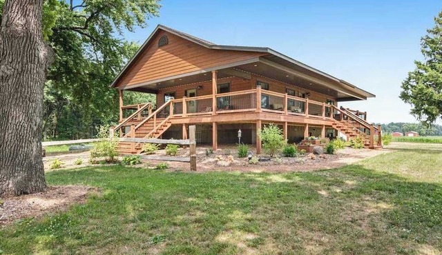 Inviting home with game room, firepit, full kitchen, & W/D