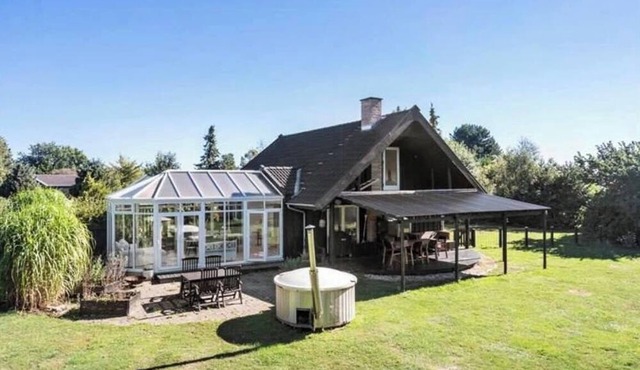 Cozy summerhouse with sunroom in Nødebohuse