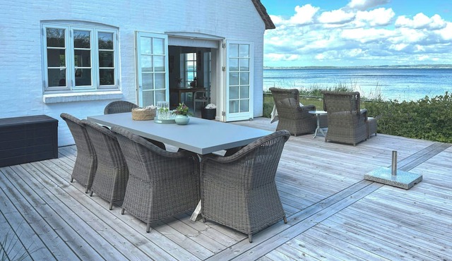 Summer house in fisherman's style by Helnæs Bay