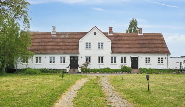 Large charming house for 12 guests