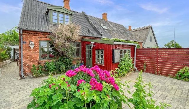 1 bedroom gorgeous home in Stege