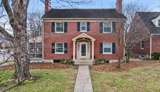 This house is a 4 bedroom(s), 2 bathrooms, located in Lexington, KY.