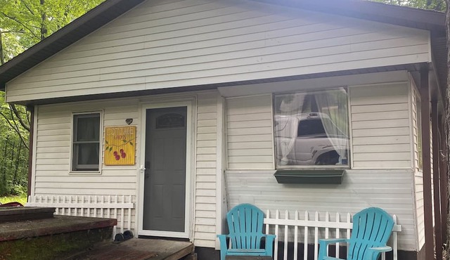Cozy 2-bedroom cabin in Gladwin near elk lake & near sugar springs, lake lancer.