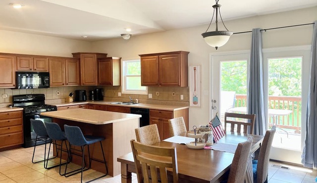 Serene retreat with lake views. Long-term rental and family friendly.