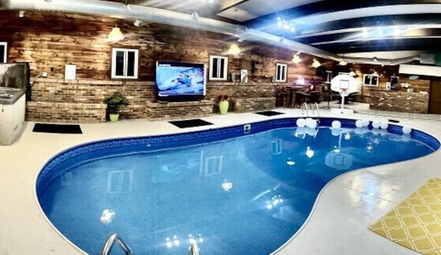 Huge Estate Property w/indoor pool, sauna, hot tub, sleeps up to 28 Weddings!