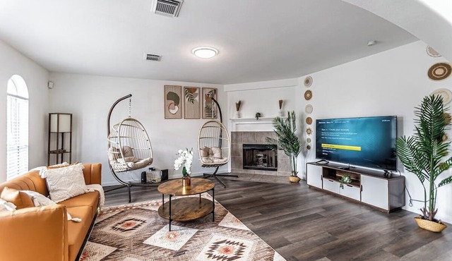 15135 Family-Friendly Home Near Top Attractions