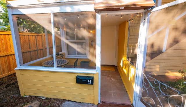 Charming DT Orlando cottage in brilliant location w/fast WiFi, AC, Pet Friendly
