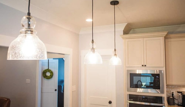 Mountain View Retreat, Sleeps 10, Luxe 3BR+ Near Downtown HSV