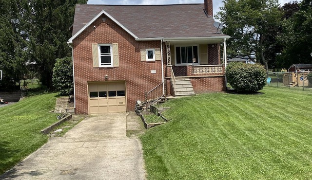 Whole home in quiet, safe neighborhood minutes from Johnstown