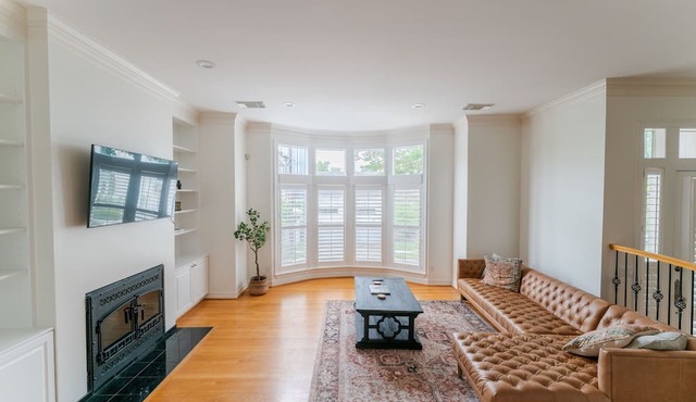 Roomy Stay in Houston’s River Oaks District! 3BR, 3.5BA, Prime Location!