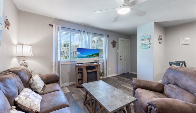 Roomy 1 BDRM Large Pool w/a Private Courtyard and a 5 Min Walk to the Beach