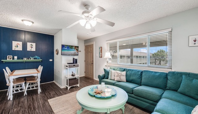 Roomy 1 BDRM Large Pool w/a Private Courtyard and a 5 Min Walk to the Beach