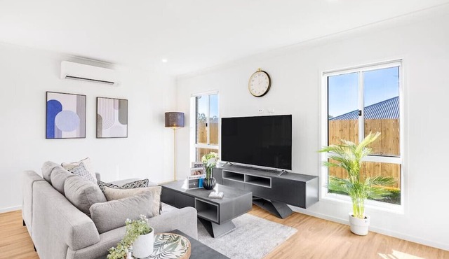 Convenient Brandnew 4 Beds House, 5 mins to mall