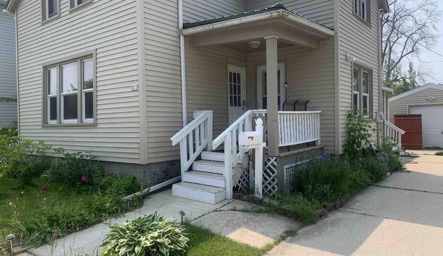 Cozy 1-bedroom house in Sheboygan walking distance to the lake and downtown.