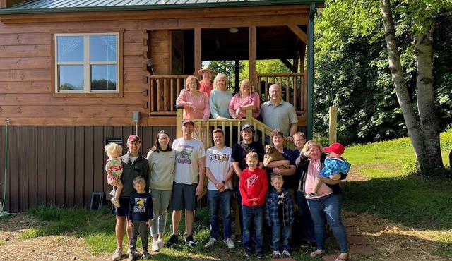 Cozy 1 BR cabin 100 feet from the Linville River near Newland, NC. EV charger