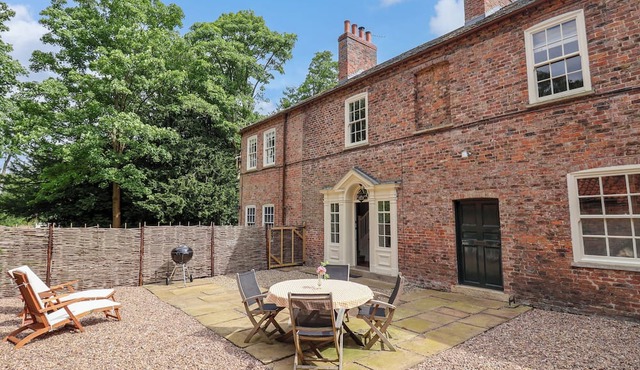 CHAUFFEURS COTTAGE, pet friendly, with open fire in Huby