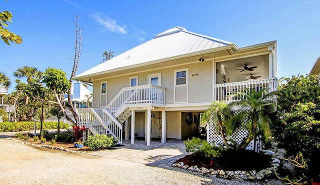Sunset Captiva 38 - Short walk to beach, pool, dock in Village area of Island