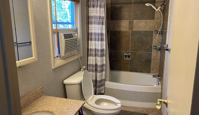 Comfortable 4 Person Cottage with North Fork of the Shenandoah River Access