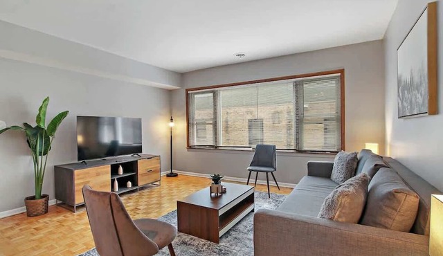 Prime 2BR Chicago Apartment
